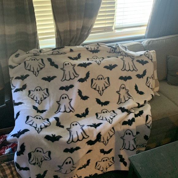 Halloween Fleece Blanket. - Picture 2 of 2